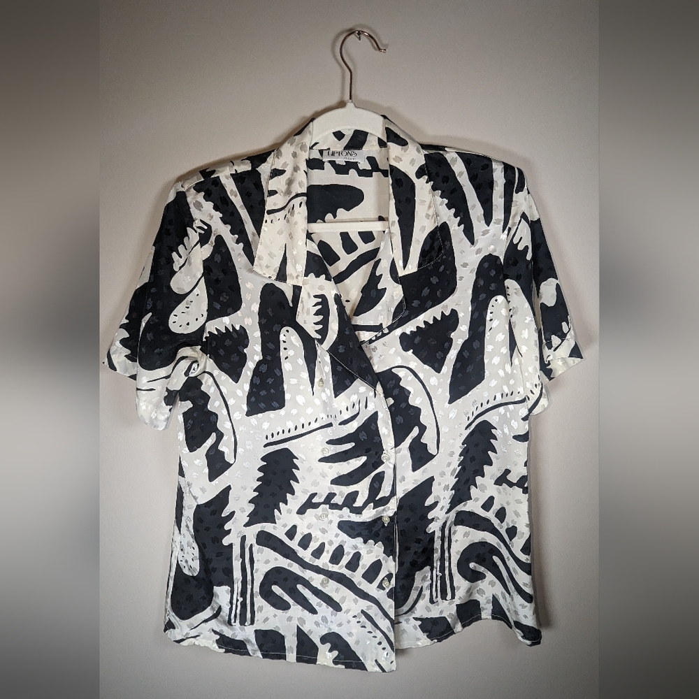 Vintage 80s blank/white funky print button up shirt sleeve blouse